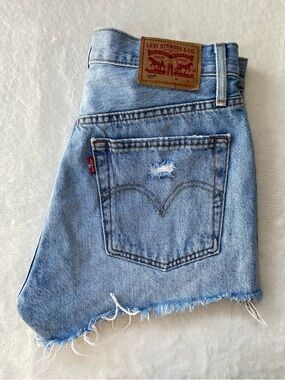 Levi’s 501 High Rise Distressed Cut Off Denim Shorts Light Wash Size 26